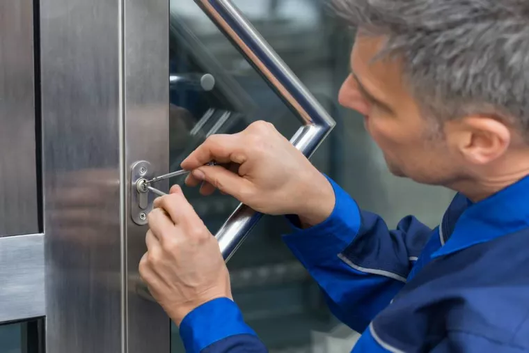 Dépannage d'urgence suite à une porte claquée, La Possession, Serrurerie de la Corniche